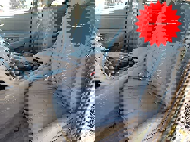 Used 2025 Hyundai Elantra SE image 9