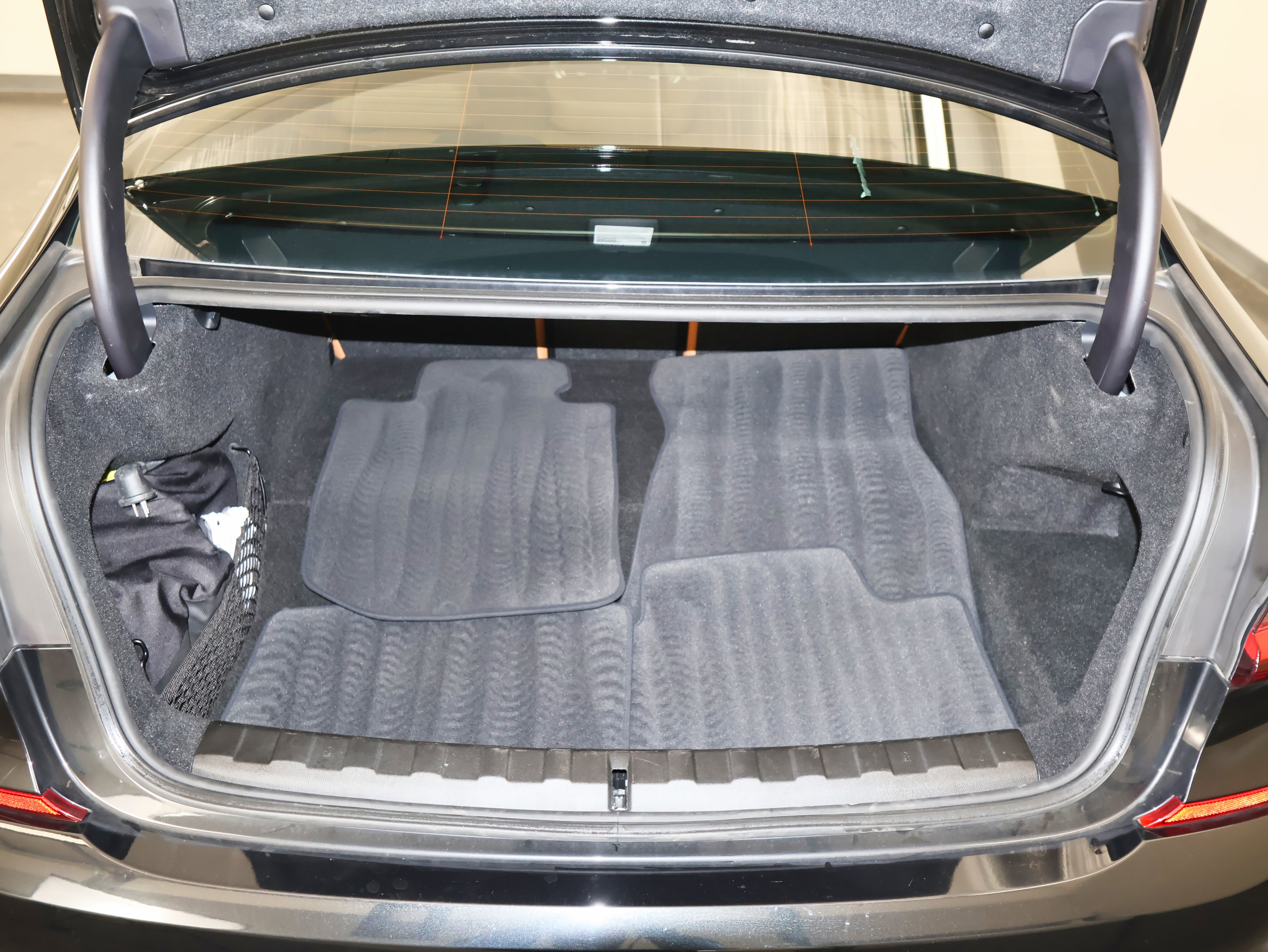 Used 2022 BMW 330e xDrive w/ M Sport Package image 11