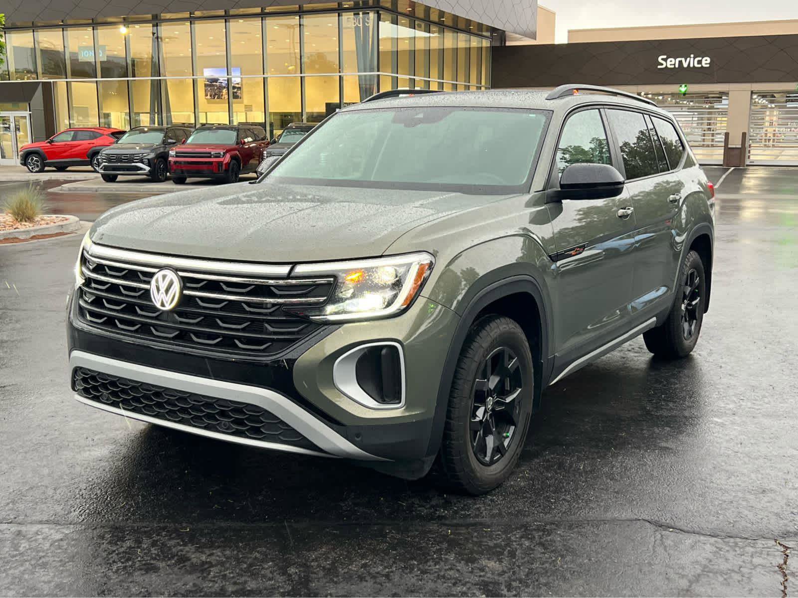 Used 2024 Volkswagen Atlas Peak Edition SE AWD/4WD image 2