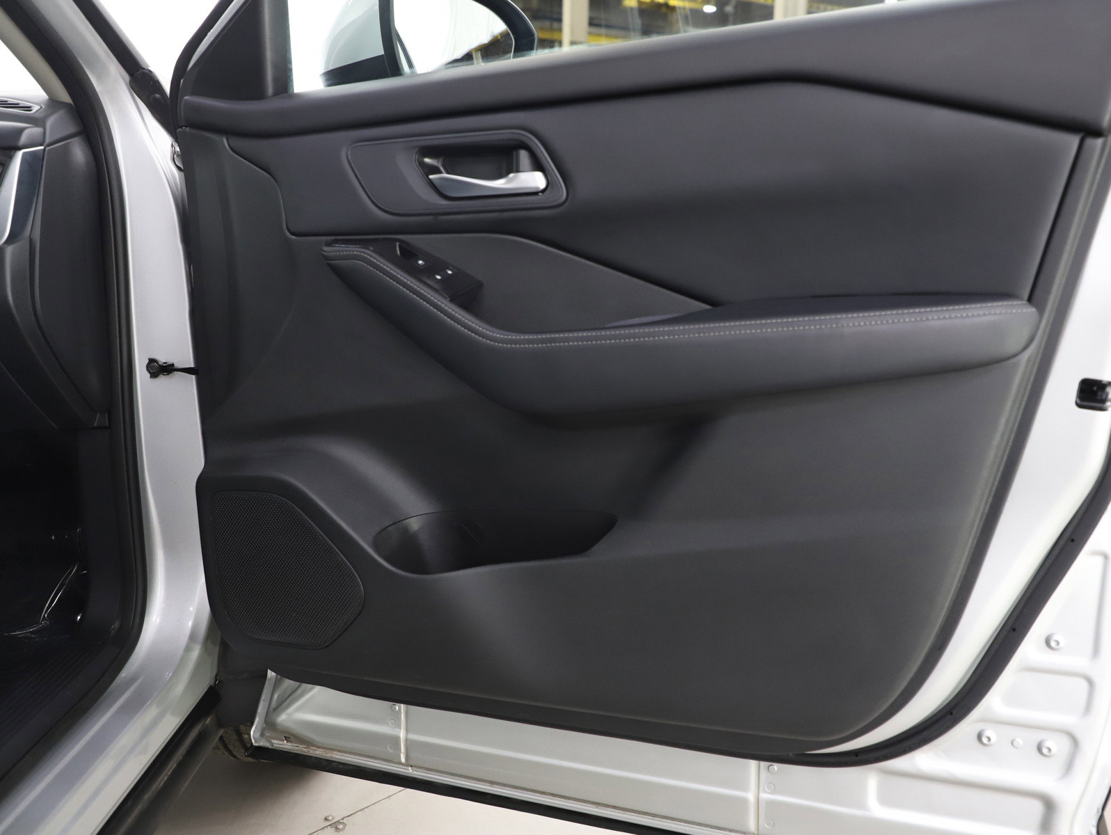 Used 2025 Nissan Rogue SV image 9