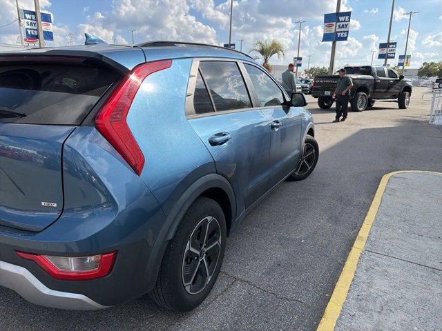 Used 2023 Kia Niro EX image 4