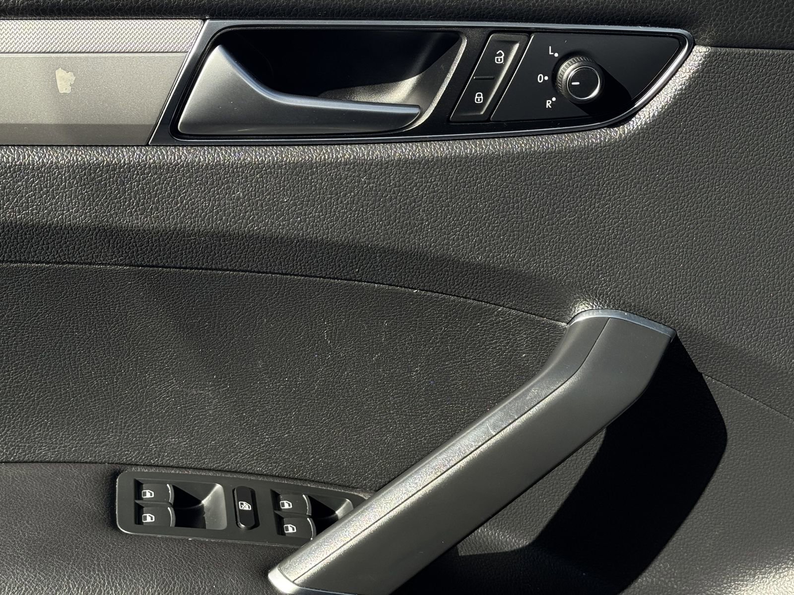 Used 2016 Volkswagen Passat 1.8T S image 23