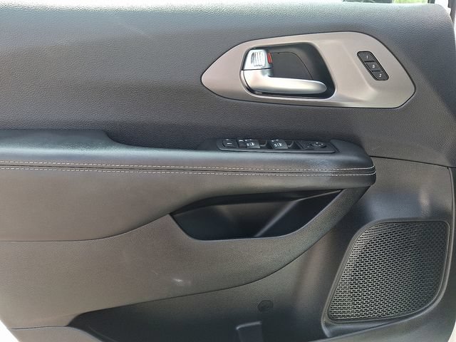 Used 2025 Chrysler Pacifica Select FWD image 13