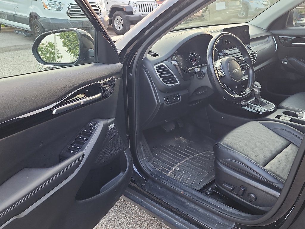 Used 2022 Kia Seltos SX w/ Sunroof Package AWD/4WD image 10