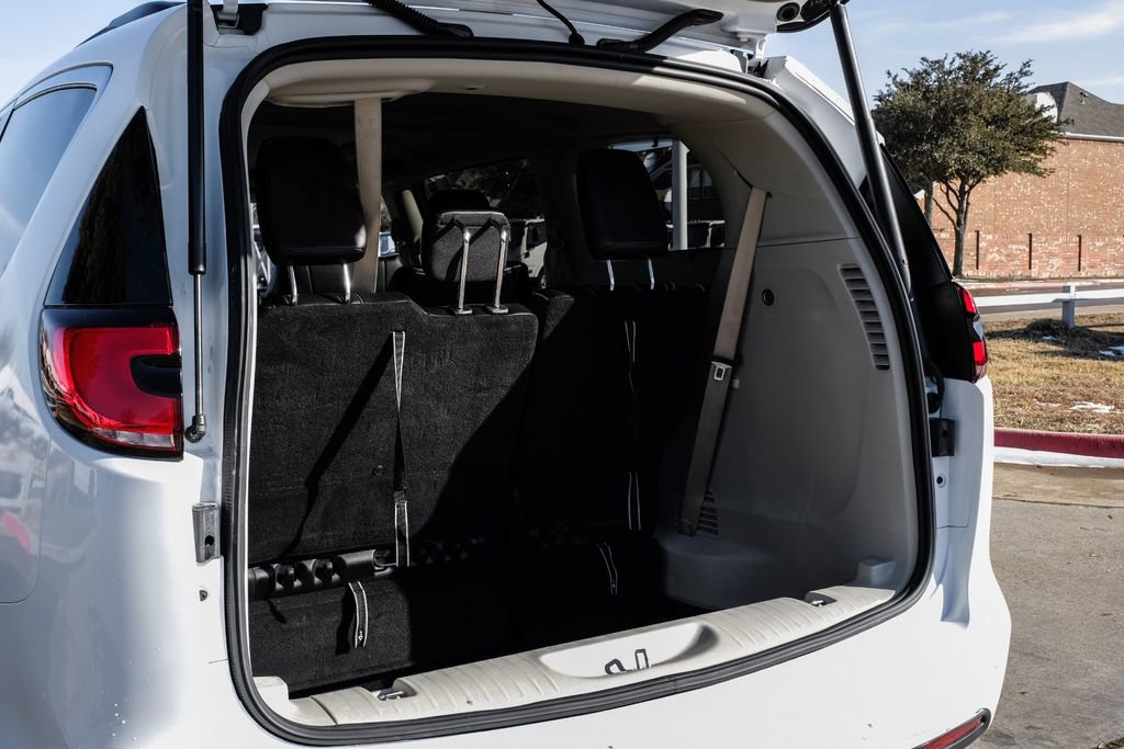 Used 2023 Chrysler Pacifica Limited image 53