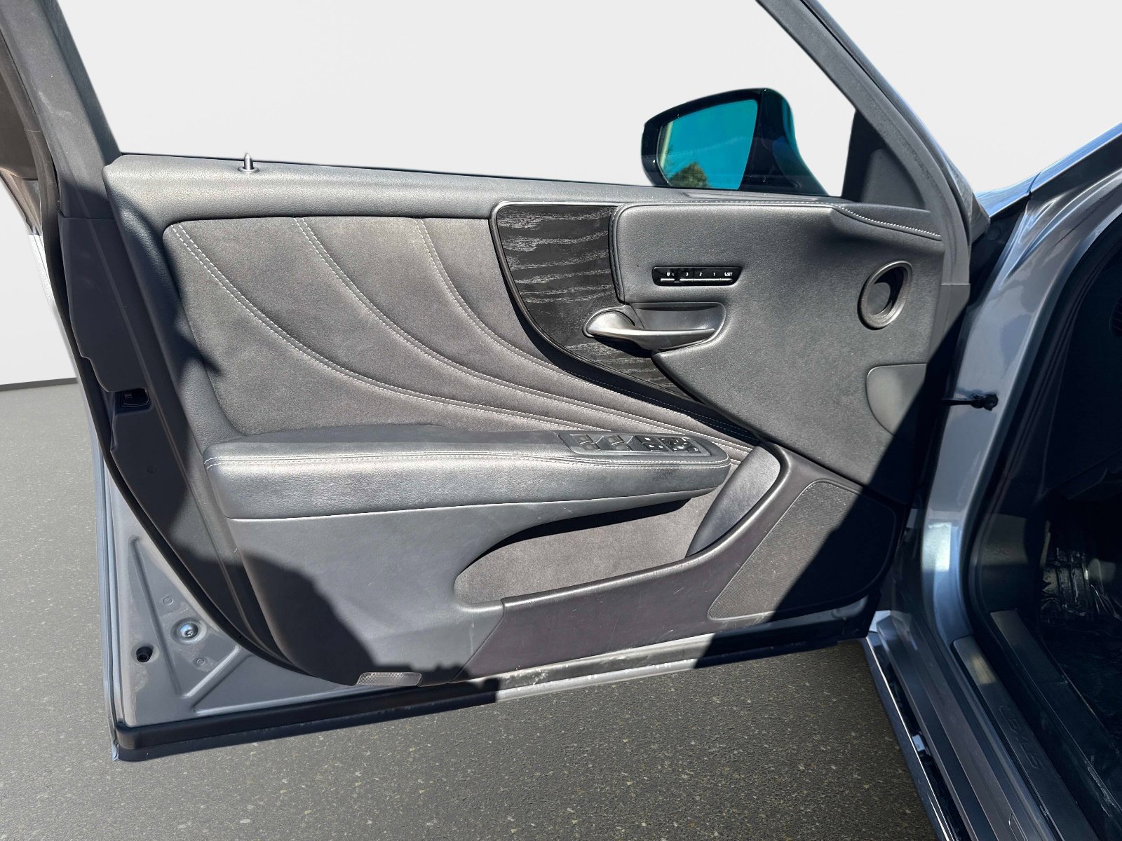 Used 2021 Lexus LS 500 w/ Accessory Package (Z2) image 17