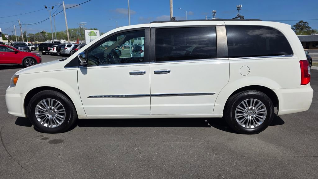 Used 2013 Chrysler Town & Country Touring-L w/ Entertainment Group #2 image 8
