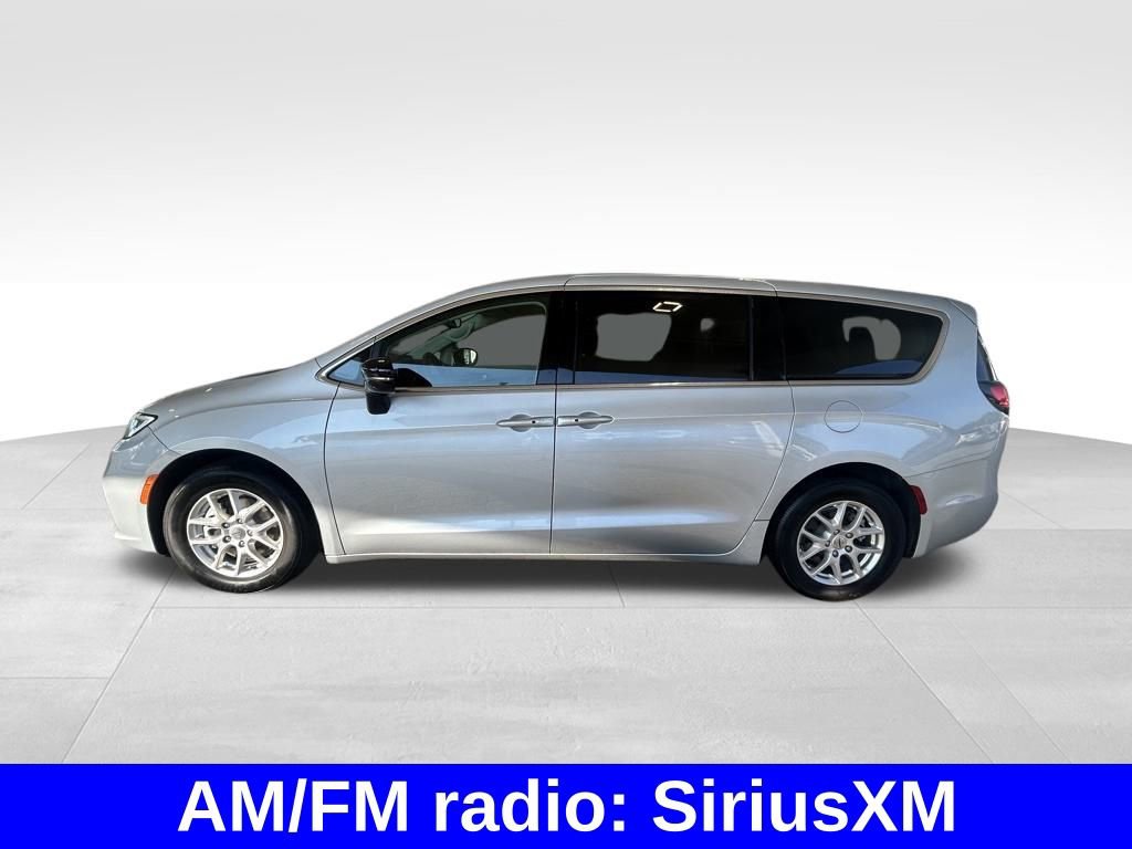 Used 2024 Chrysler Pacifica Touring-L image 7