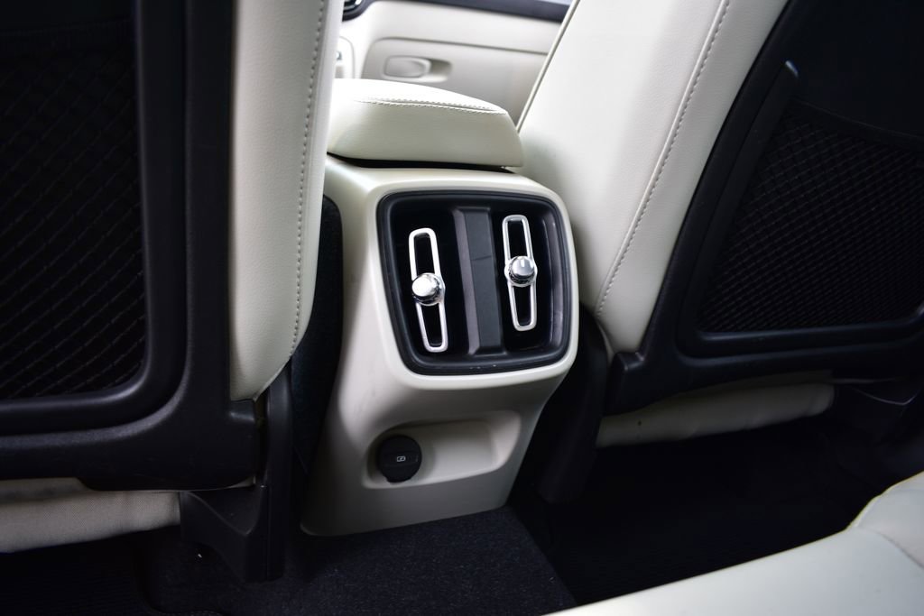 Used 2023 Volvo XC40 B5 Plus image 23