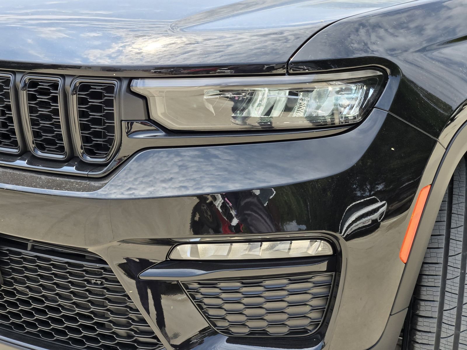 New 2025 Jeep Grand Cherokee Limited w/ Black Appearance Package image 9