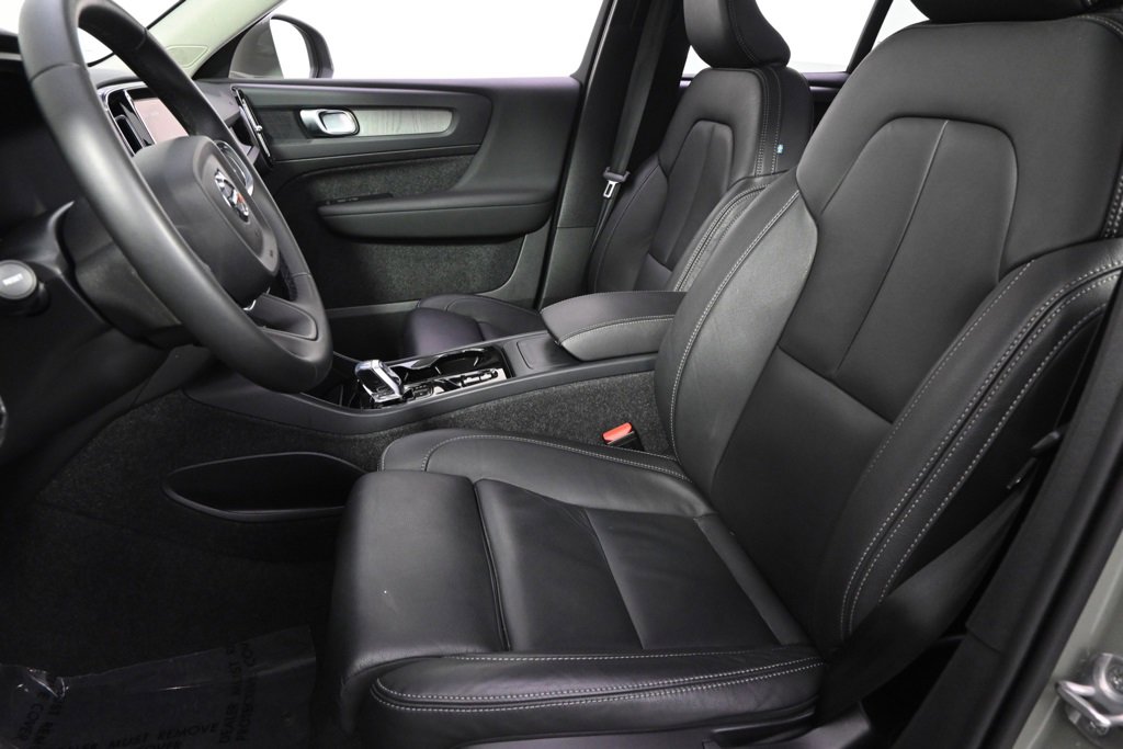 Used 2025 Volvo XC40 B5 Plus image 13