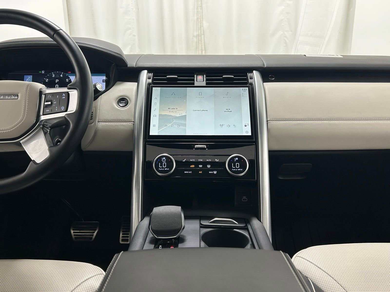 Used 2023 Land Rover Discovery HSE R-Dynamic image 9