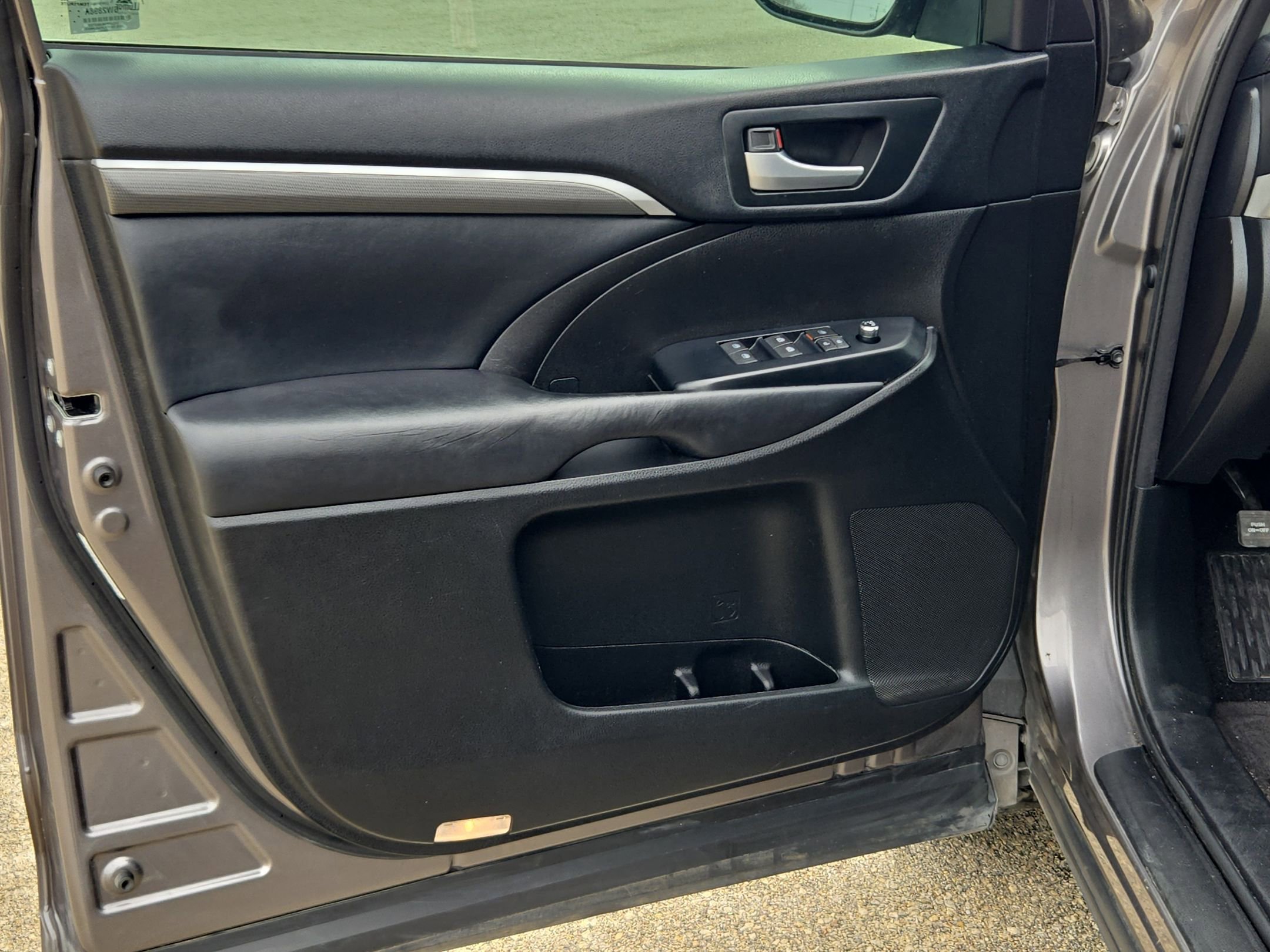 Used 2018 Toyota Highlander SE image 11