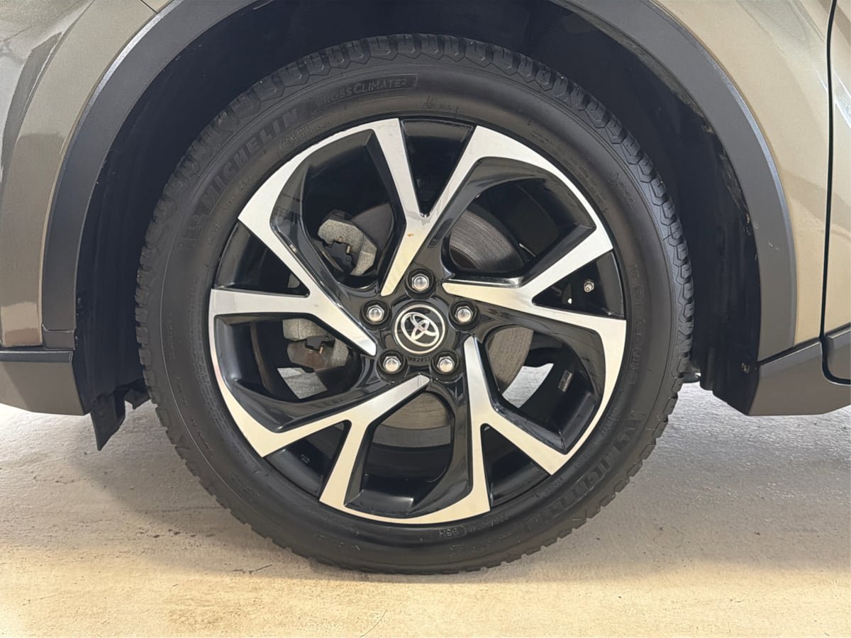 Used 2021 Toyota C-HR XLE FWD image 13
