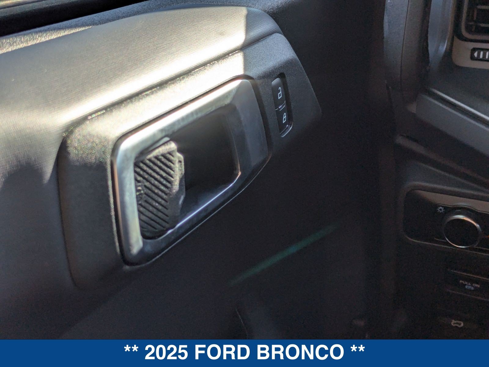 Used 2025 Ford Bronco Badlands AWD/4WD image 55