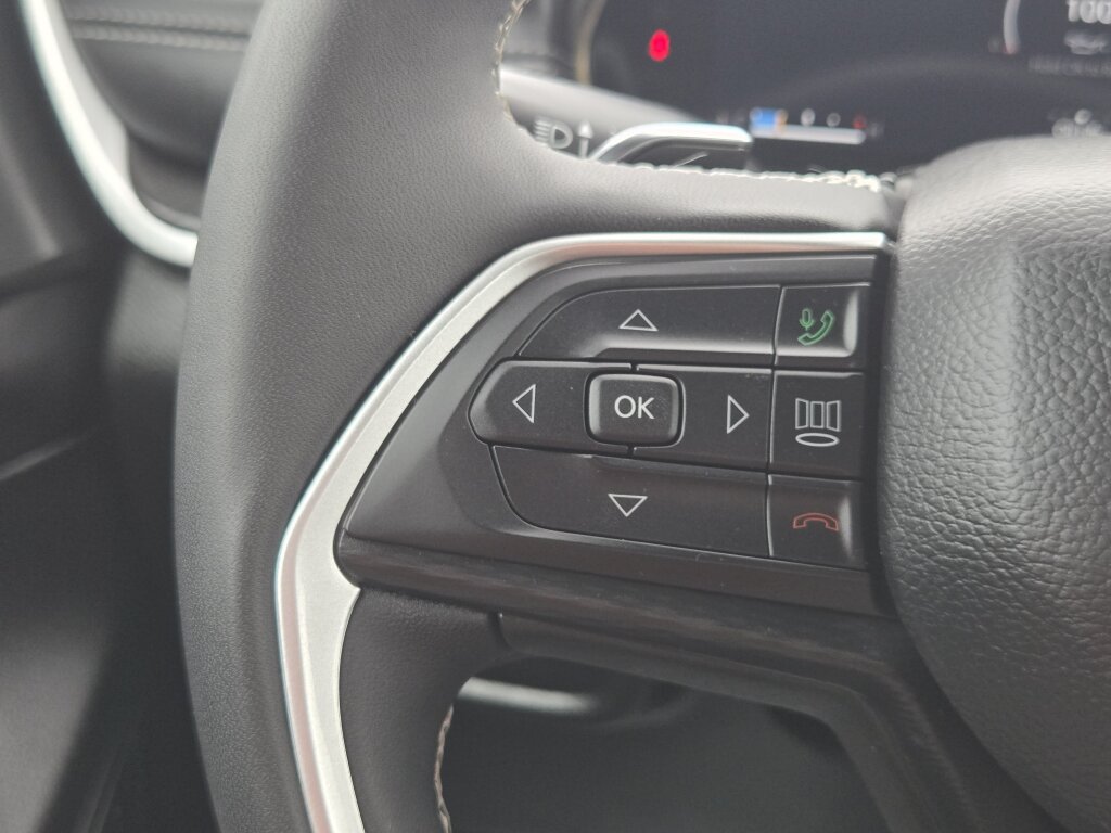 Used 2025 Jeep Grand Cherokee Altitude AWD/4WD image 18