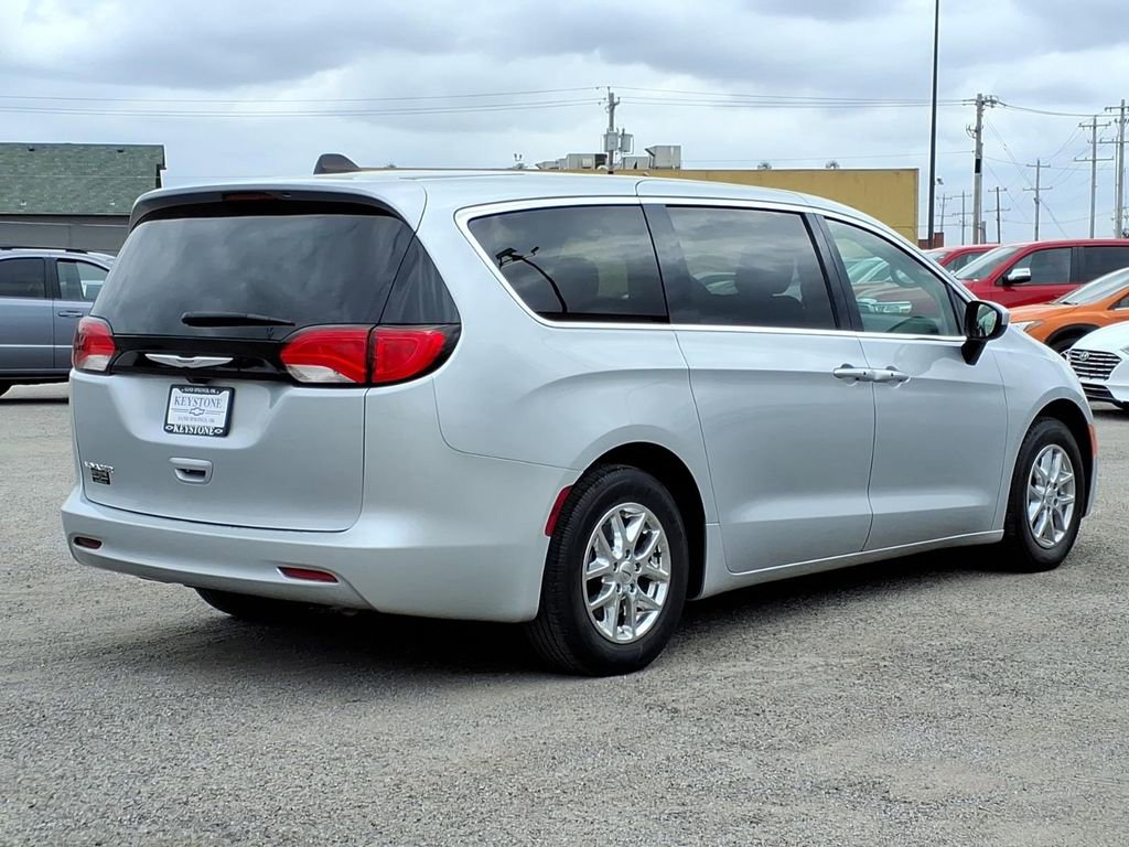 Used 2023 Chrysler Voyager LX image 3