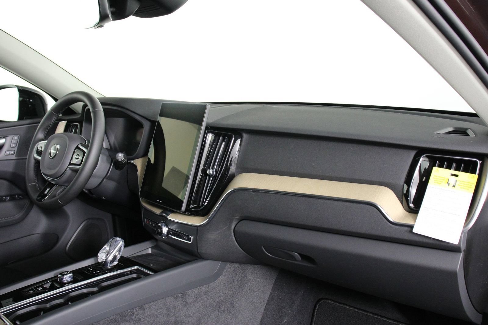 New 2026 Volvo XC60 B5 Plus AWD/4WD image 9