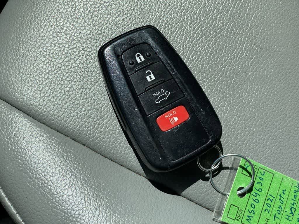 Used 2021 Toyota Highlander XLE AWD/4WD image 30