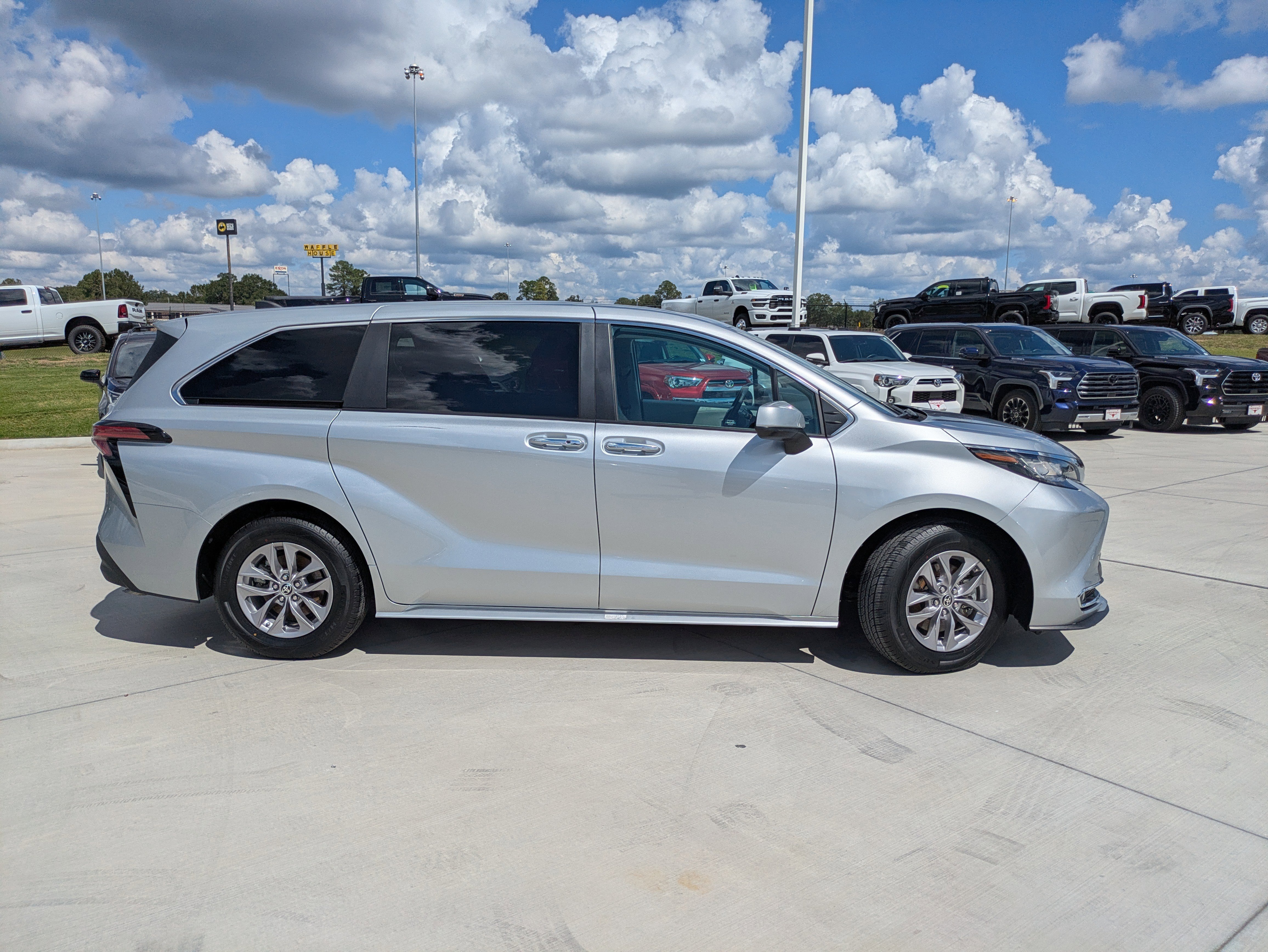 Certified 2022 Toyota Sienna XLE image 8