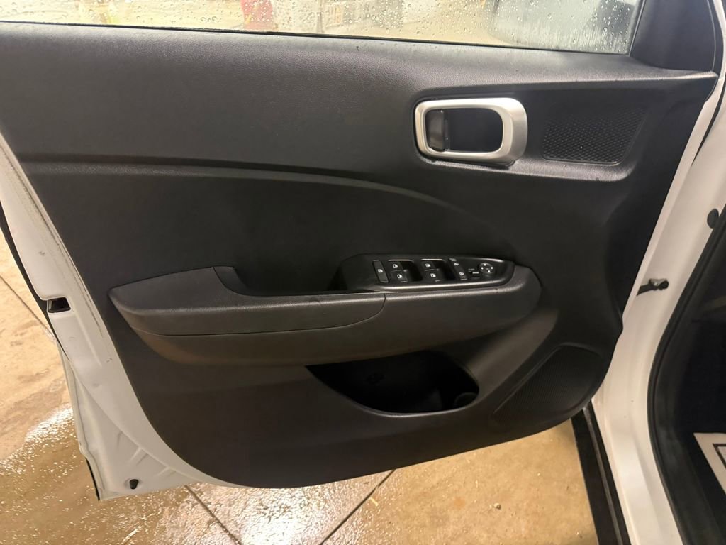 Certified 2022 Hyundai Venue SE w/ Cargo Package FWD image 22