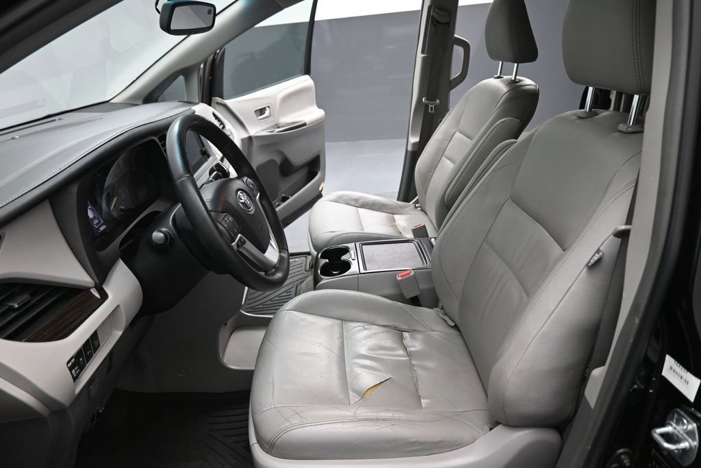 Used 2015 Toyota Sienna XLE Premium FWD image 9