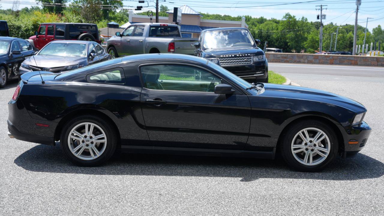 Used 2010 Ford Mustang Coupe RWD image 4