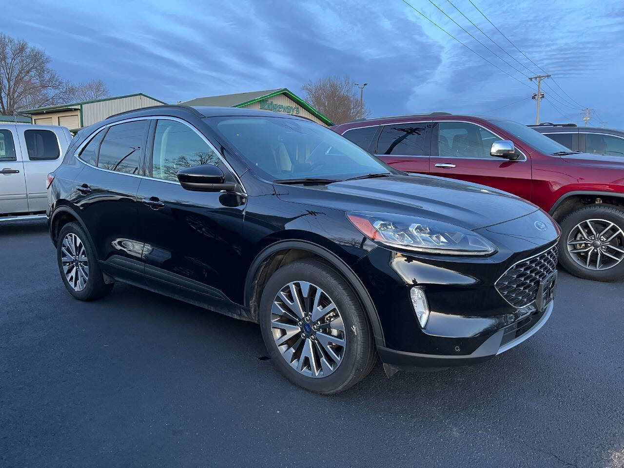 Used 2022 Ford Escape Titanium image 2