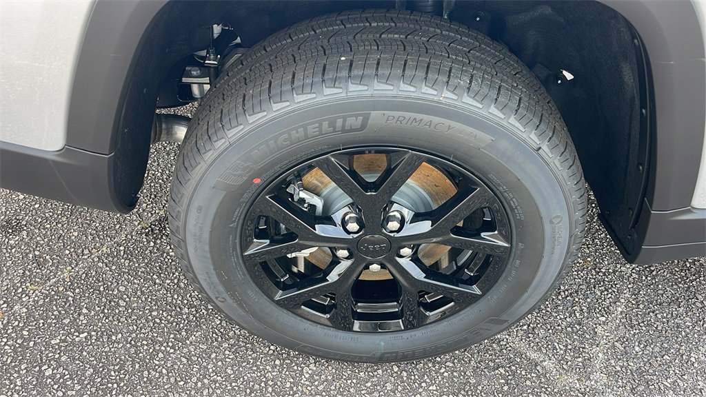 New 2025 Jeep Grand Cherokee L Laredo image 10