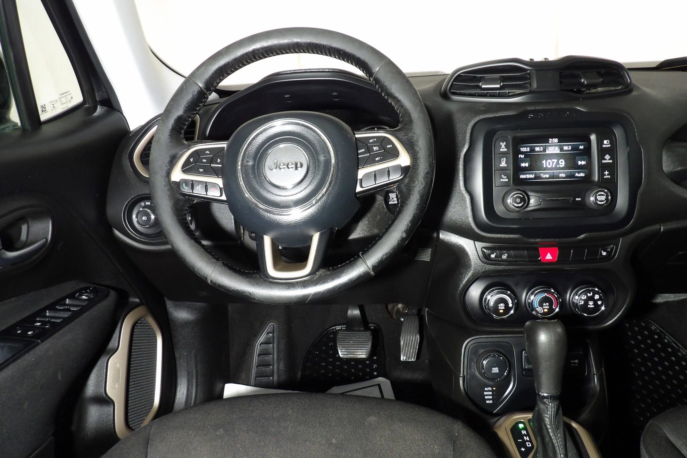 Used 2017 Jeep Renegade Latitude w/ Cold Weather Group image 10