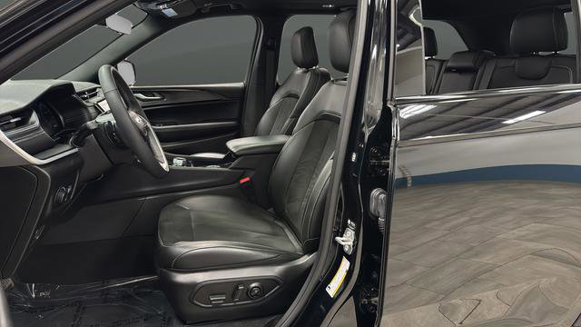 Used 2025 Jeep Grand Cherokee Altitude AWD/4WD image 9