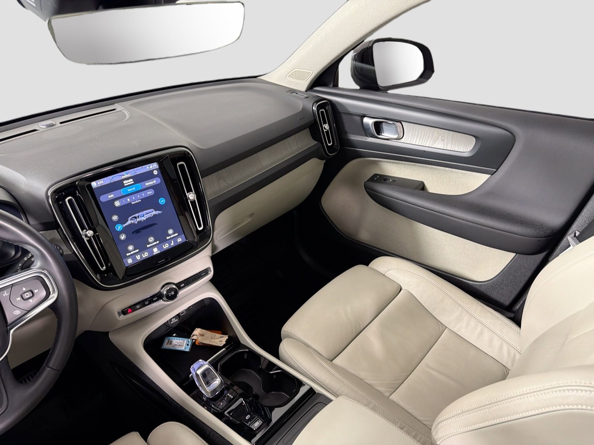 Certified 2023 Volvo XC40 B5 Plus w/ Protection Package Premier image 24