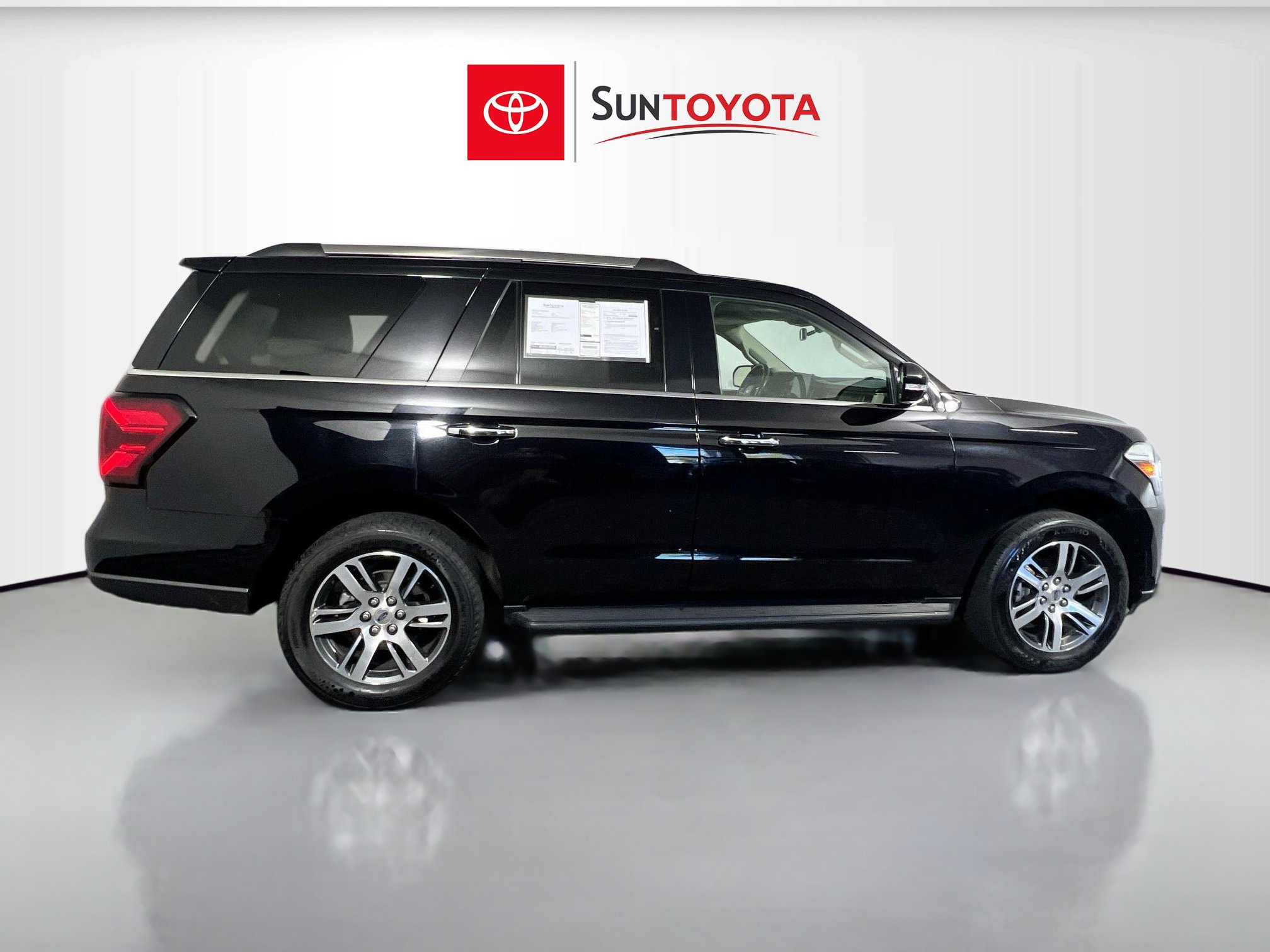 Used 2024 Ford Expedition Limited AWD/4WD image 2