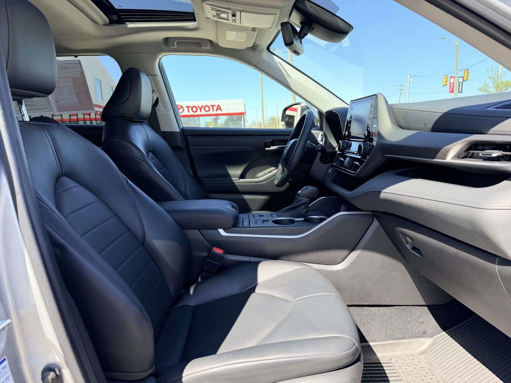Used 2022 Toyota Highlander XLE image 13