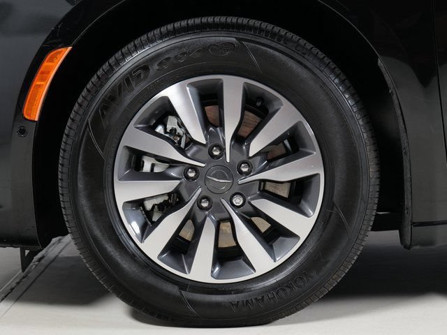 Used 2023 Chrysler Pacifica Limited FWD image 34