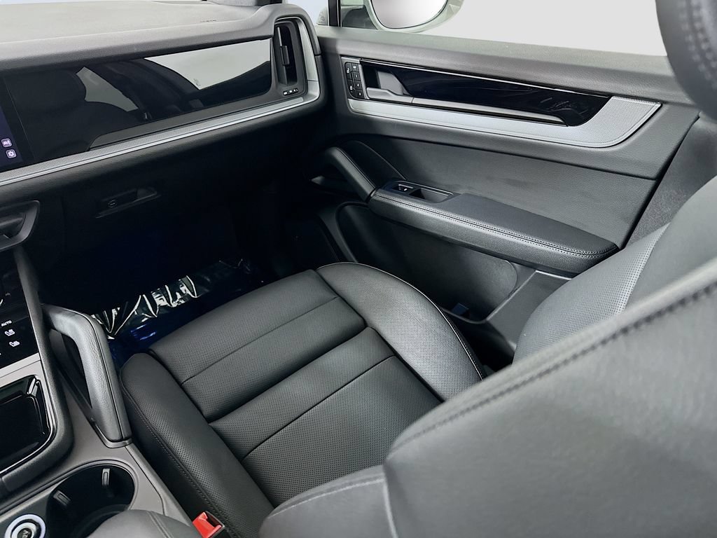 Certified 2025 Porsche Cayenne AWD/4WD image 26