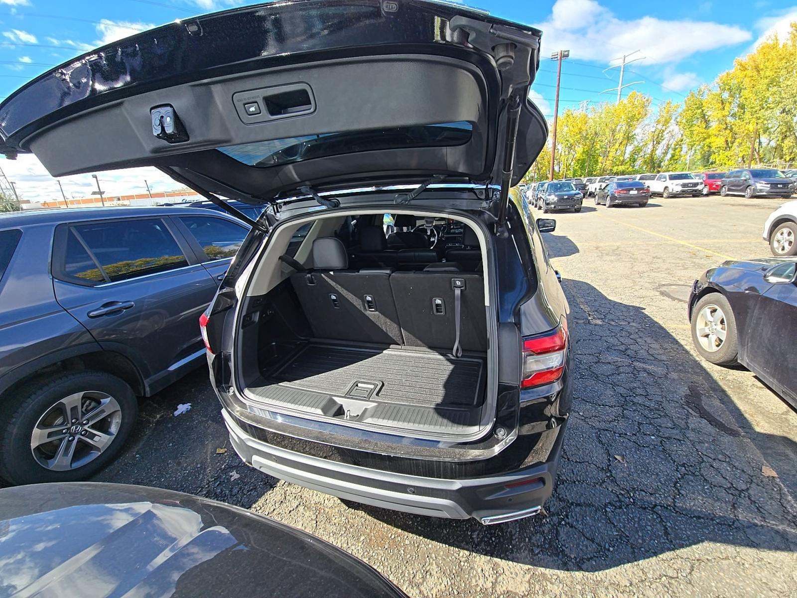 Used 2025 Honda Pilot Touring image 14