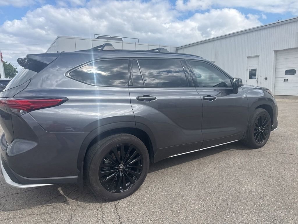 Used 2023 Toyota Highlander XSE FWD image 5