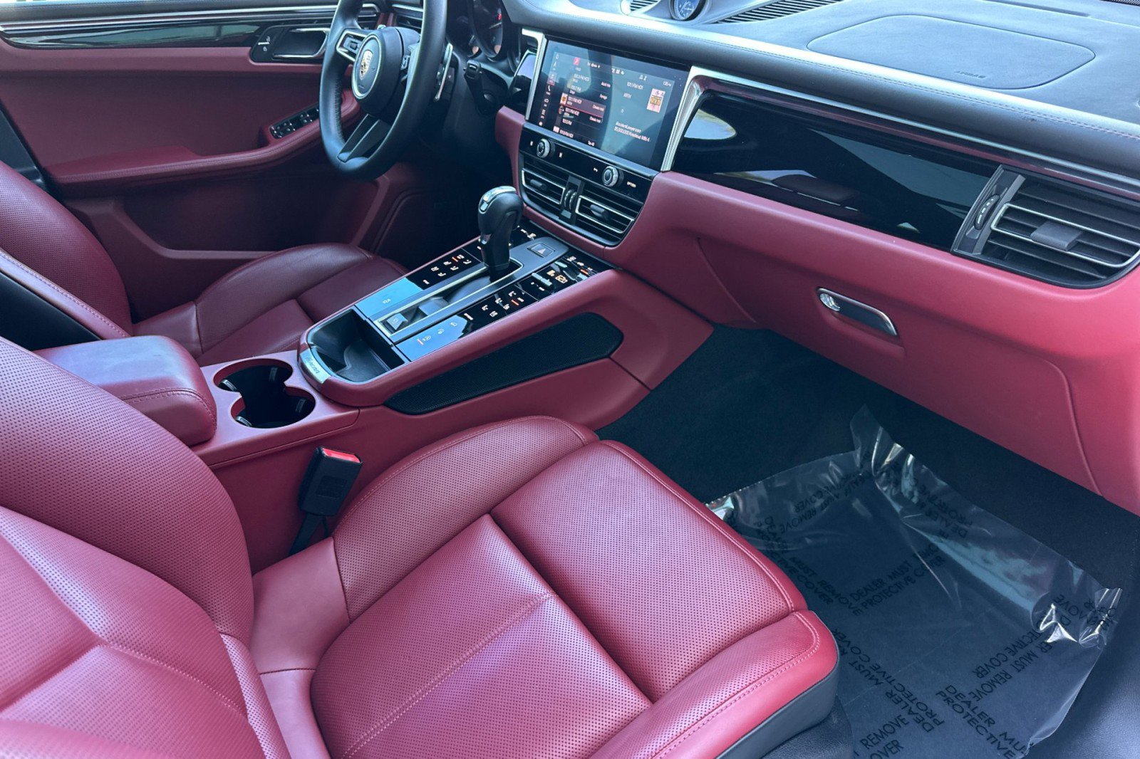 Certified 2022 Porsche Macan image 16