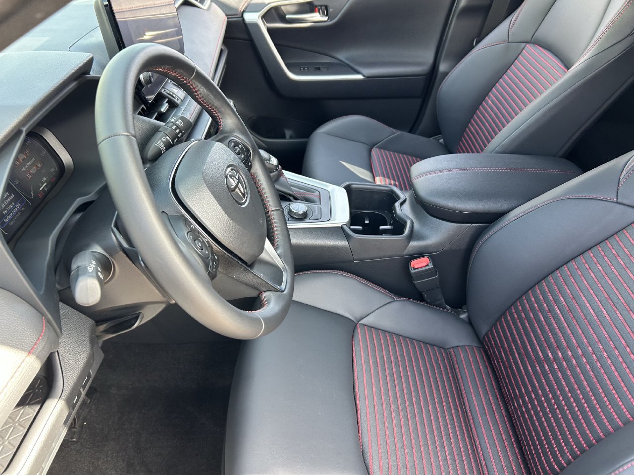 Used 2025 Toyota RAV4 XSE AWD/4WD image 32