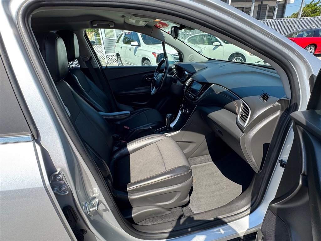 Used 2020 Chevrolet Trax LT w/ LT Convenience Package image 11