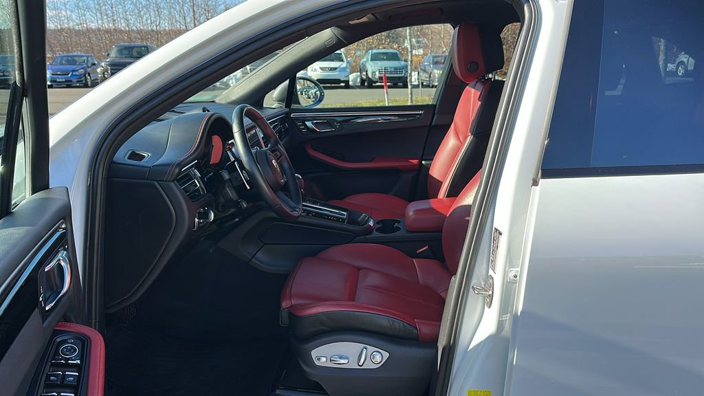 Used 2024 Porsche Macan Turbo image 9