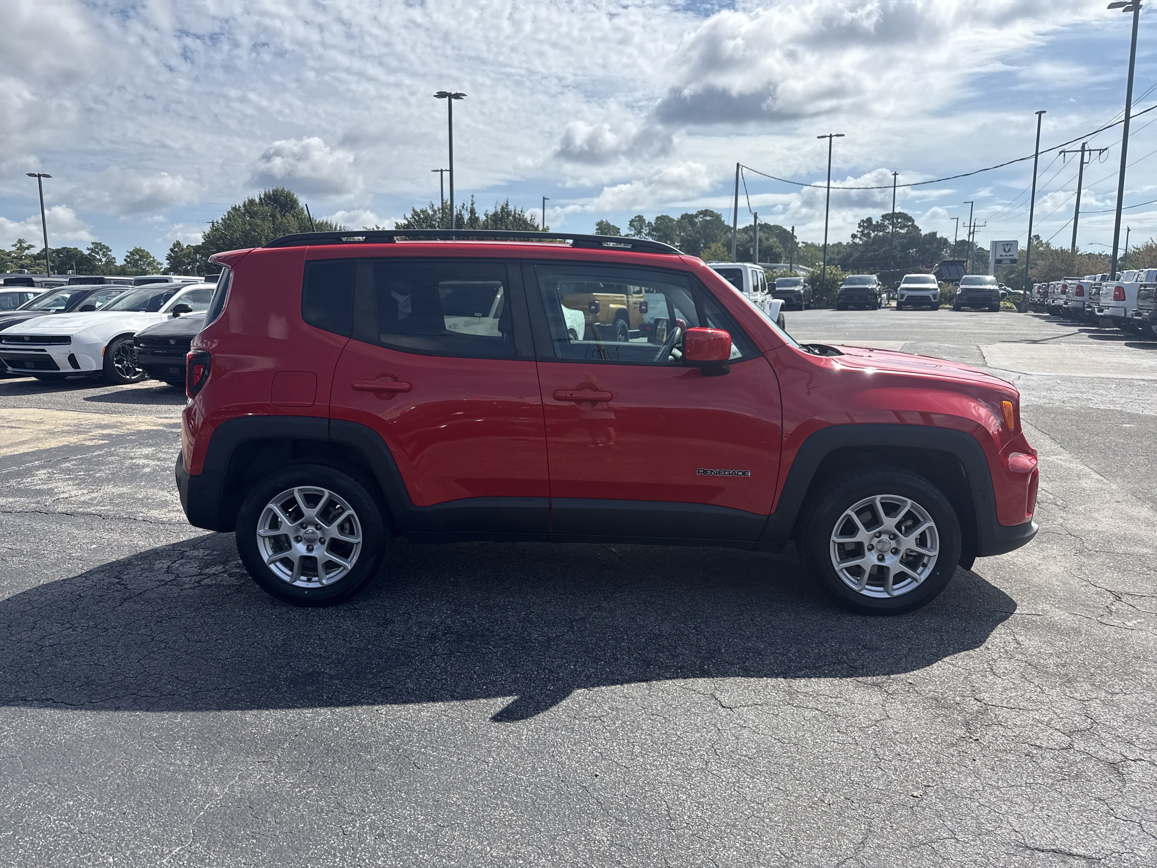 Used 2021 Jeep Renegade Latitude w/ Luxury Group I AWD/4WD image 10