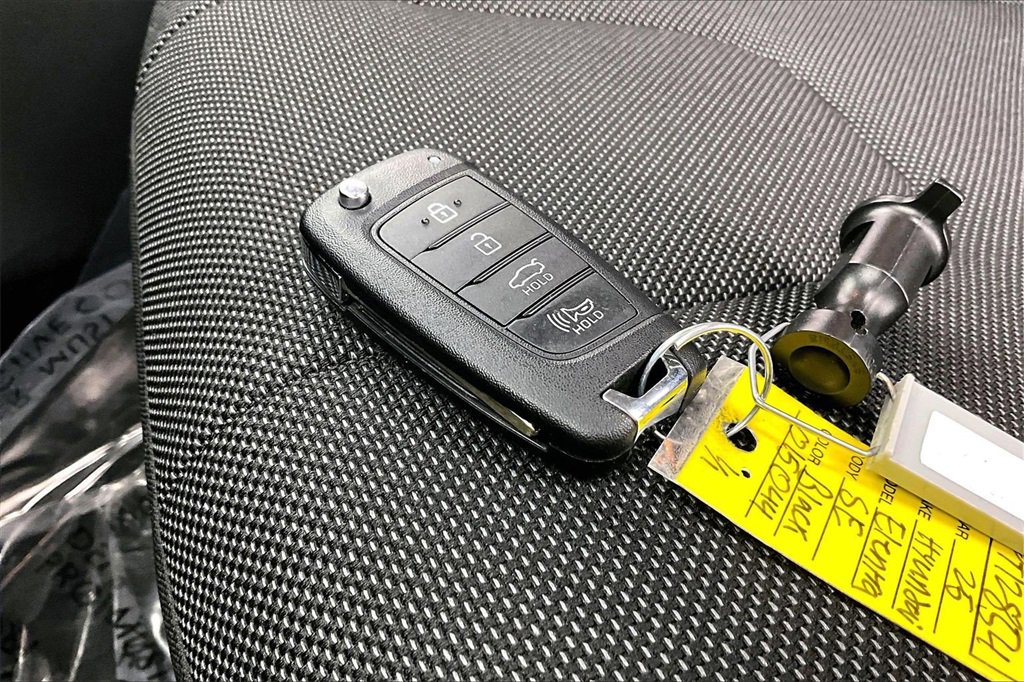 Used 2025 Hyundai Elantra SE image 11