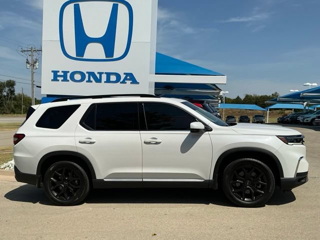 Used 2025 Honda Pilot Touring image 2