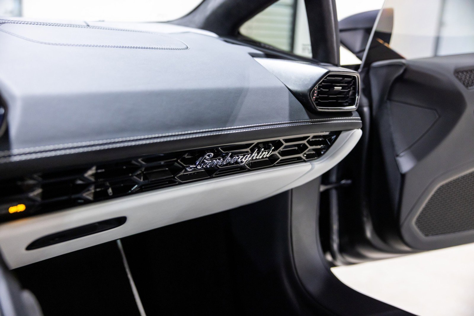 Used 2022 Lamborghini Huracan EVO image 44