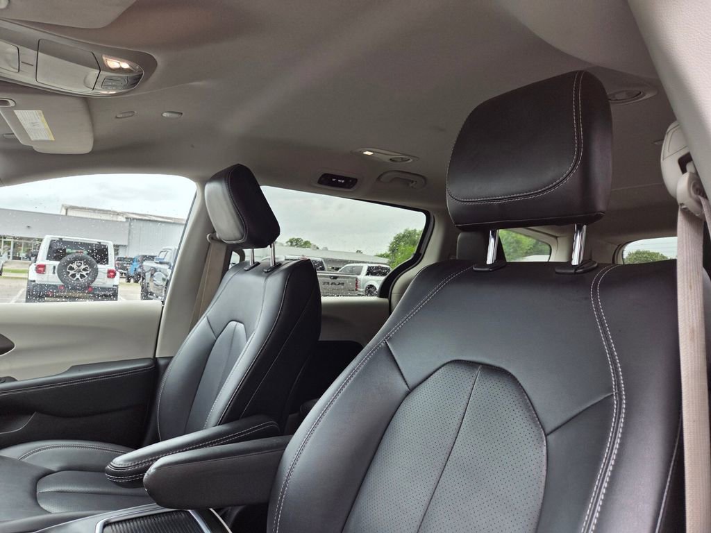 Used 2024 Chrysler Pacifica Select image 23