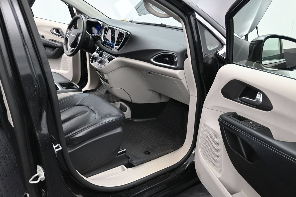 Used 2022 Chrysler Pacifica Touring-L FWD image 13