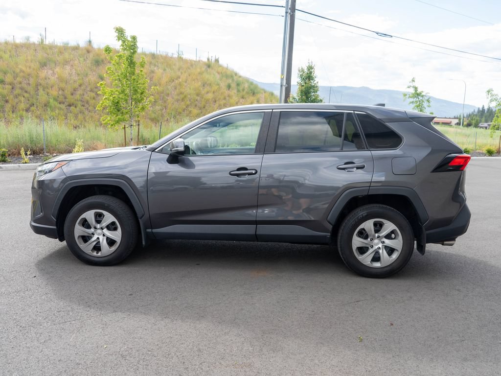 Used 2023 Toyota RAV4 LE AWD/4WD image 4