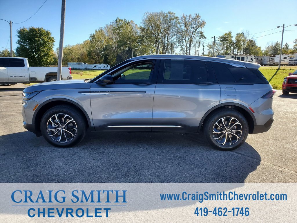 Used 2025 Lincoln Nautilus Premier image 3